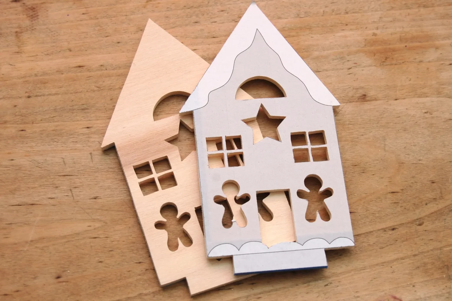 25-06a-lebkuchen-und-zuckerguss-deko-laubsaege-dekupiersaege-vorlage-stapel-trennen-hintergrundplatte-zur-seite-legen