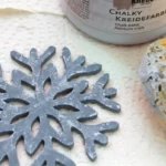 25-09-winterfrost-schriftzug-deko-laubsaege-dekupiersaege-vorlage-schneeflocken-bemalen-kreidefarbe-vintage-blue-schwamm-auftupfen