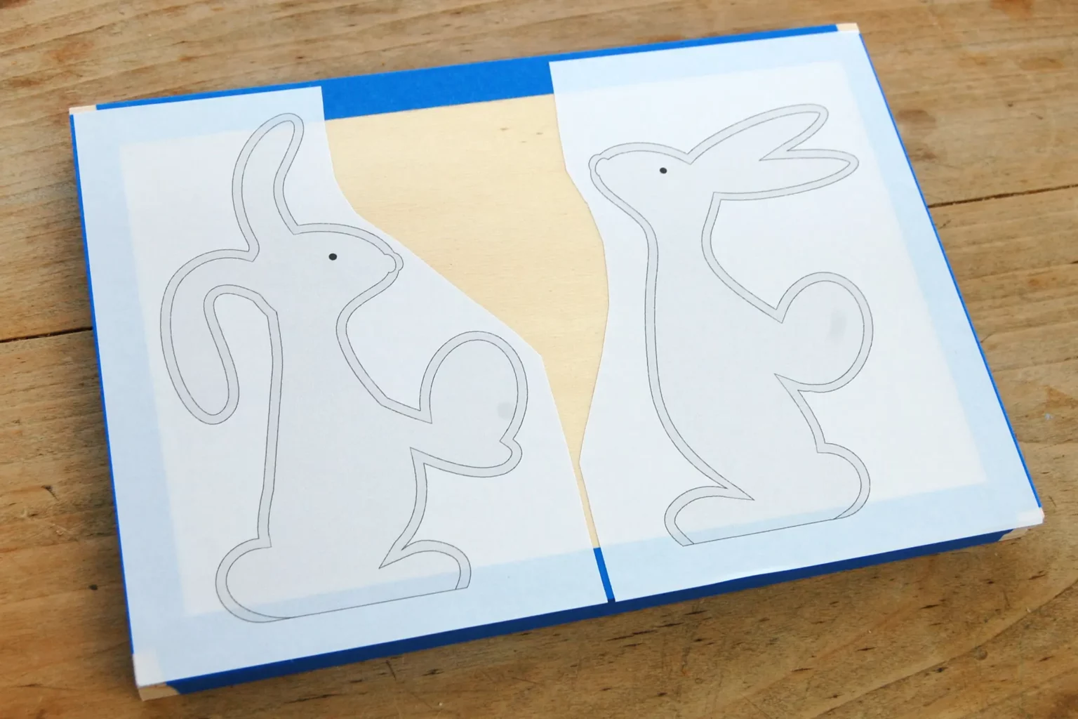 26-01-blumenboten-oster-deko-laubsaege-dekupiersaege-vorlage-10-mm-sperrholz-blue-tape-stapel-vorlagenpapier-aufkleben