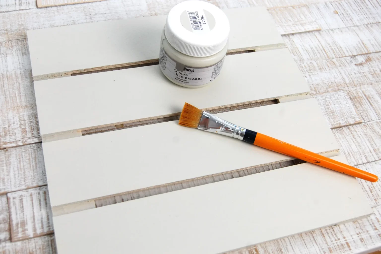 26-01-schriftzuege-in-szene-setzenl-deko-laubsaege-dekupiersaege-vorlage-palettendekowand-bemalen-kreidefarbe-chalky-pinsel