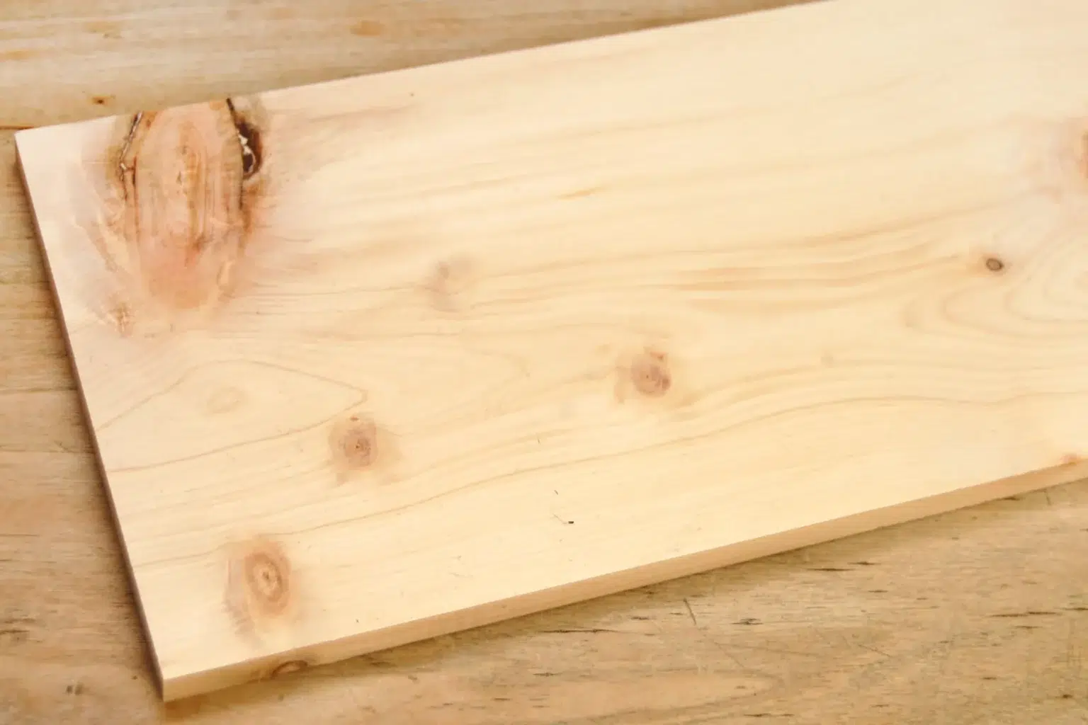 26-01-zirbenanhaenger-deko-haushaltr-laubsaege-dekupiersaege-vorlage-10-mm-zirbenholz-massivholz