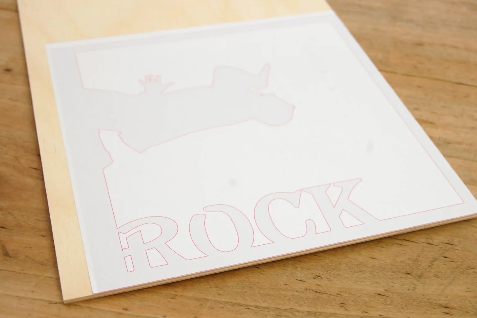 26-02-rockstar-wandbild-deko-laubsaege-dekupiersaege-vorlage-vorlagenpapier-an-materialkante-buendig-aufkleben