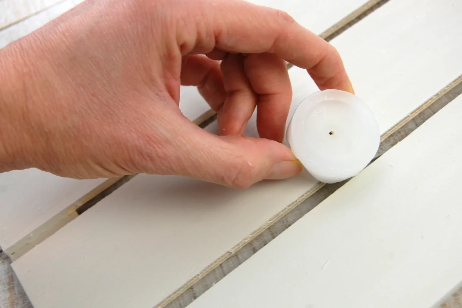 26-02-schriftzuege-in-szene-setzenl-deko-laubsaege-dekupiersaege-vorlage-flaechen-kanten-mit-kerze-einreiben