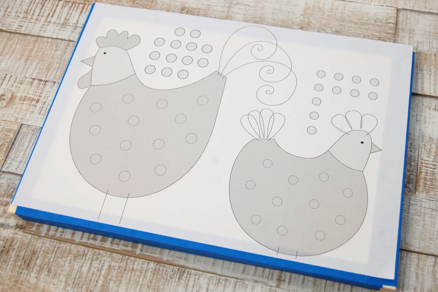 26-03-huehner-im-landhausstil-deko-laubsaege-dekupiersaege-vorlage-stapel-vorlagenpapier-aufkleben