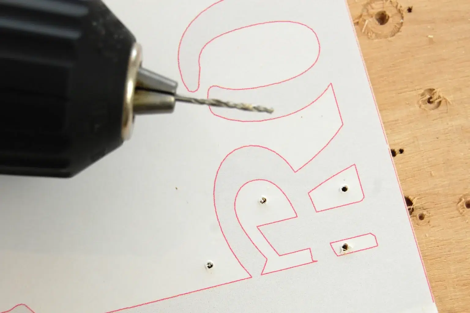 26-03-rockstar-wandbild-deko-laubsaege-dekupiersaege-vorlage-saegeblattdurchfuehrungen-bohren