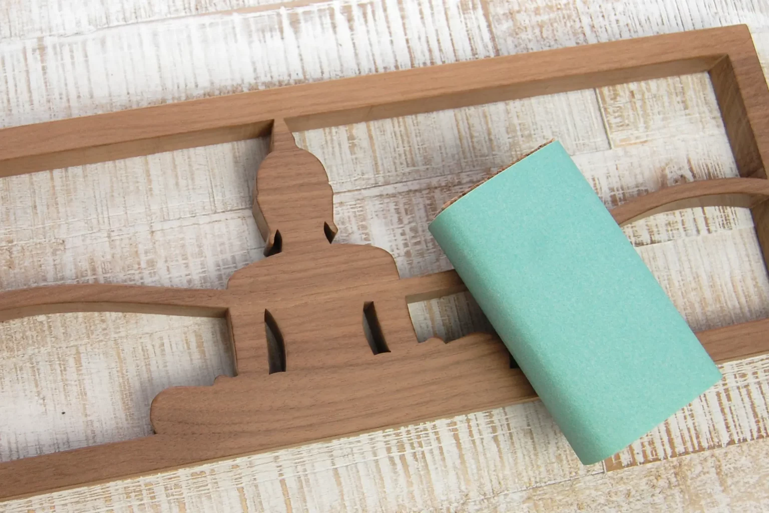 26-04-buddha-und-lotusbluete-deko-laubsaege-dekupiersaege-vorlage-verputzen-schleifen-schleifpapier-schleifblock