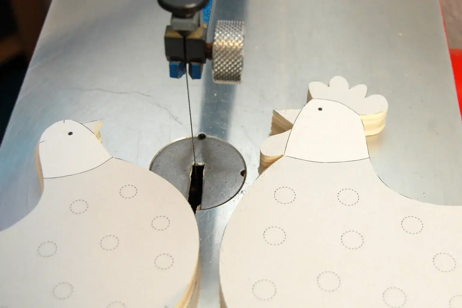 26-04-huehner-im-landhausstil-deko-laubsaege-dekupiersaege-vorlage-aussenkontur-saegen