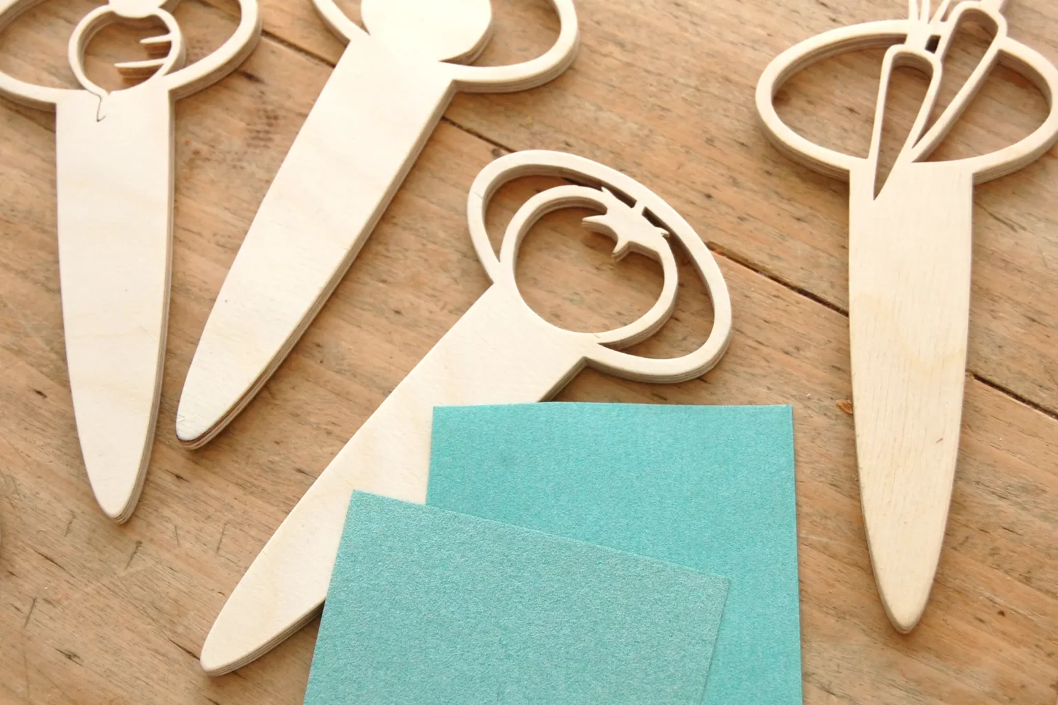 26-04-im-gemuesebeet-garten-pflanzenstecker-laubsaege-dekupiersaege-vorlage-verputzen-schleifen-schleifpapier