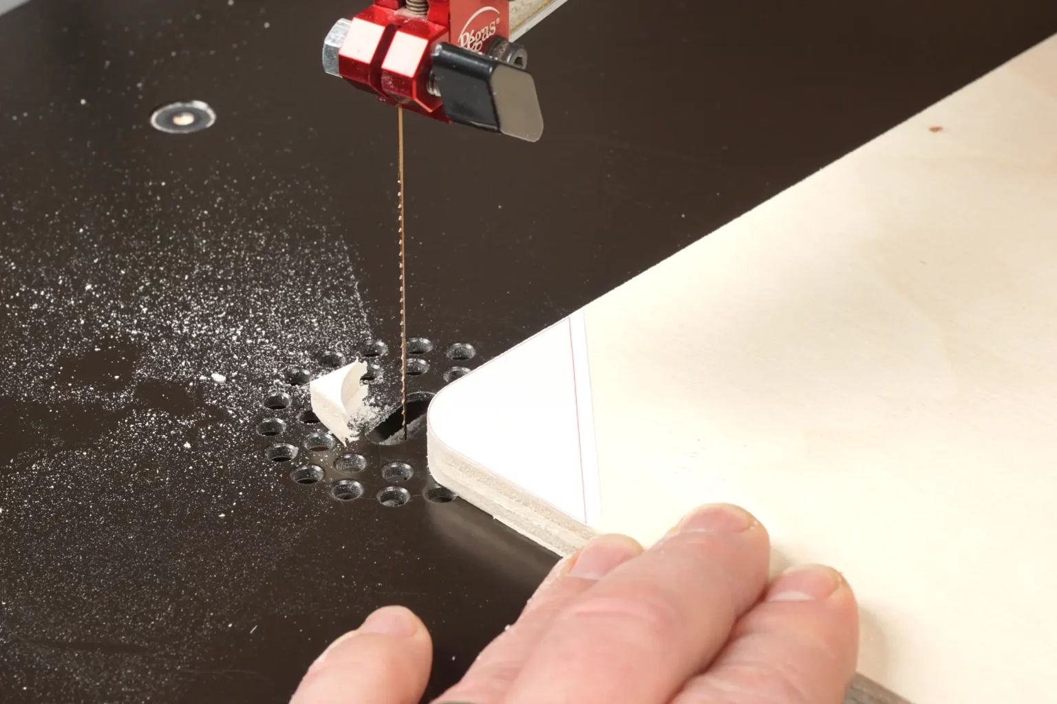 26-04-magnetboard-deko-laubsaege-dekupiersaege-vorlage-eckradius-saegen-grosse-sperrholzplatte-10-mm