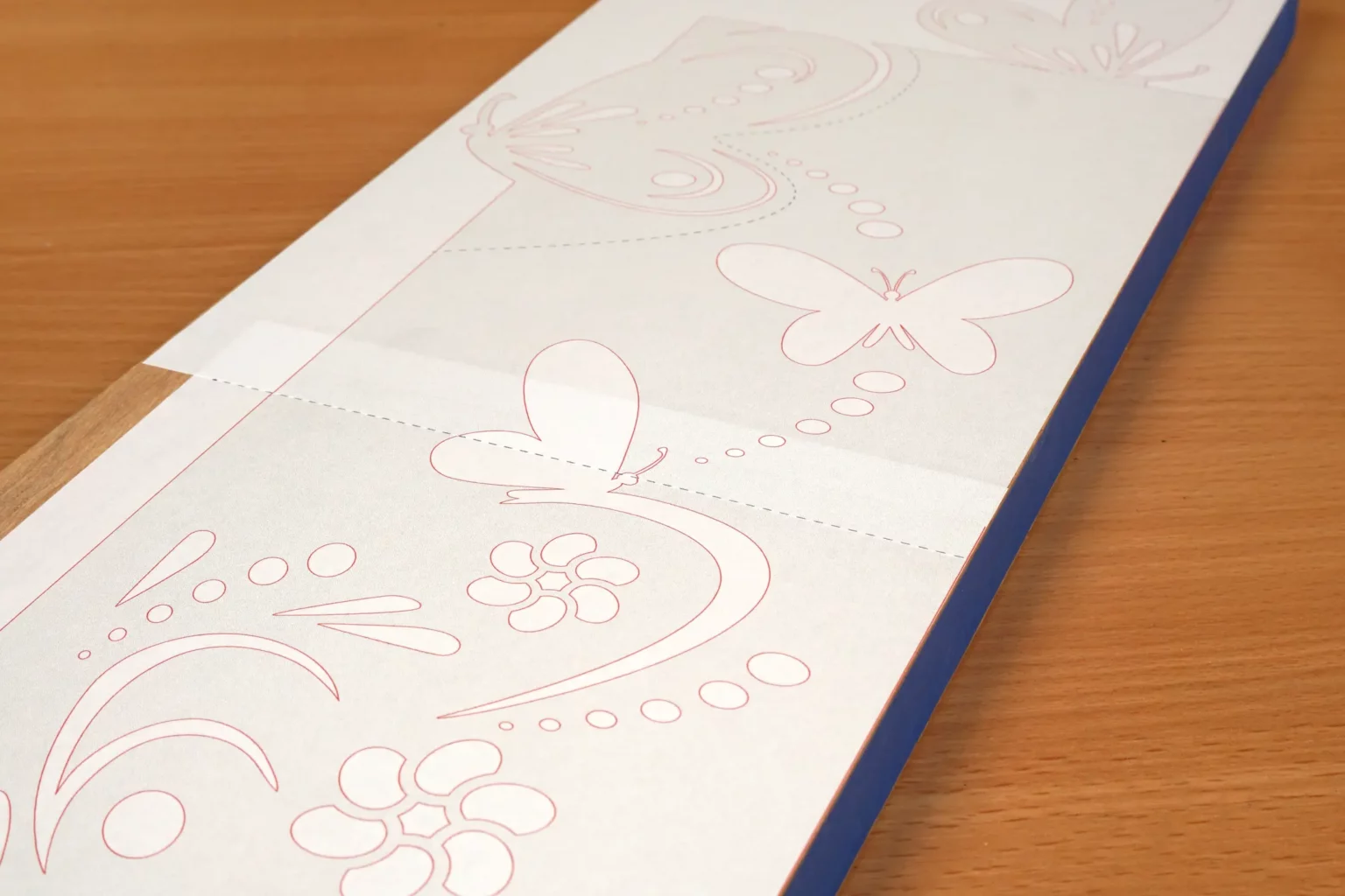 26-04-schmetterlingstele-garten-deko-laubsaege-dekupiersaege-vorlage-vorlagenpapier-gestrichelte-linie-ansetzen-stapel