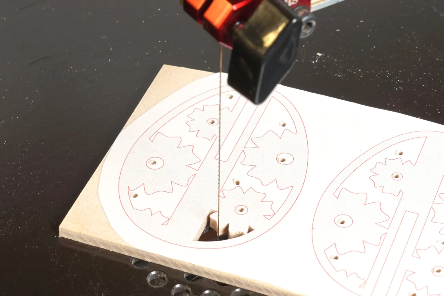 26-04-steck-ostereier-deko-laubsaege-dekupiersaege-vorlage-platte-zusaegen-innenschnitte-saegen