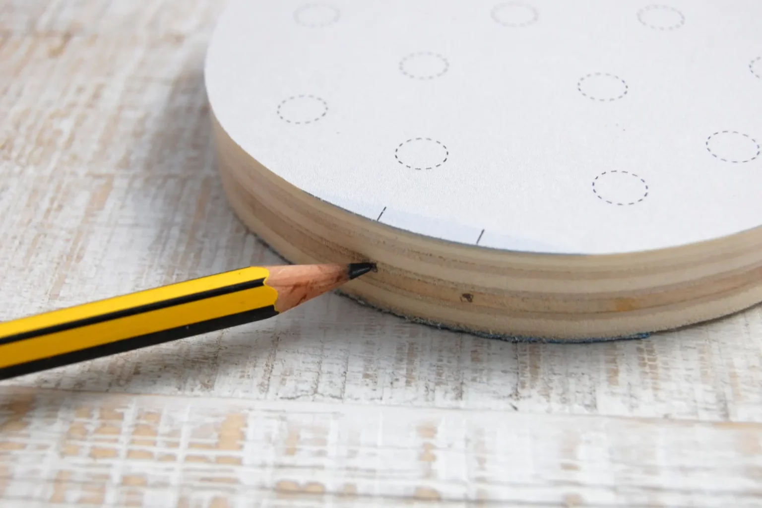 26-05-huehner-im-landhausstil-deko-laubsaege-dekupiersaege-vorlage-markierung-bohrloecher-materialkante