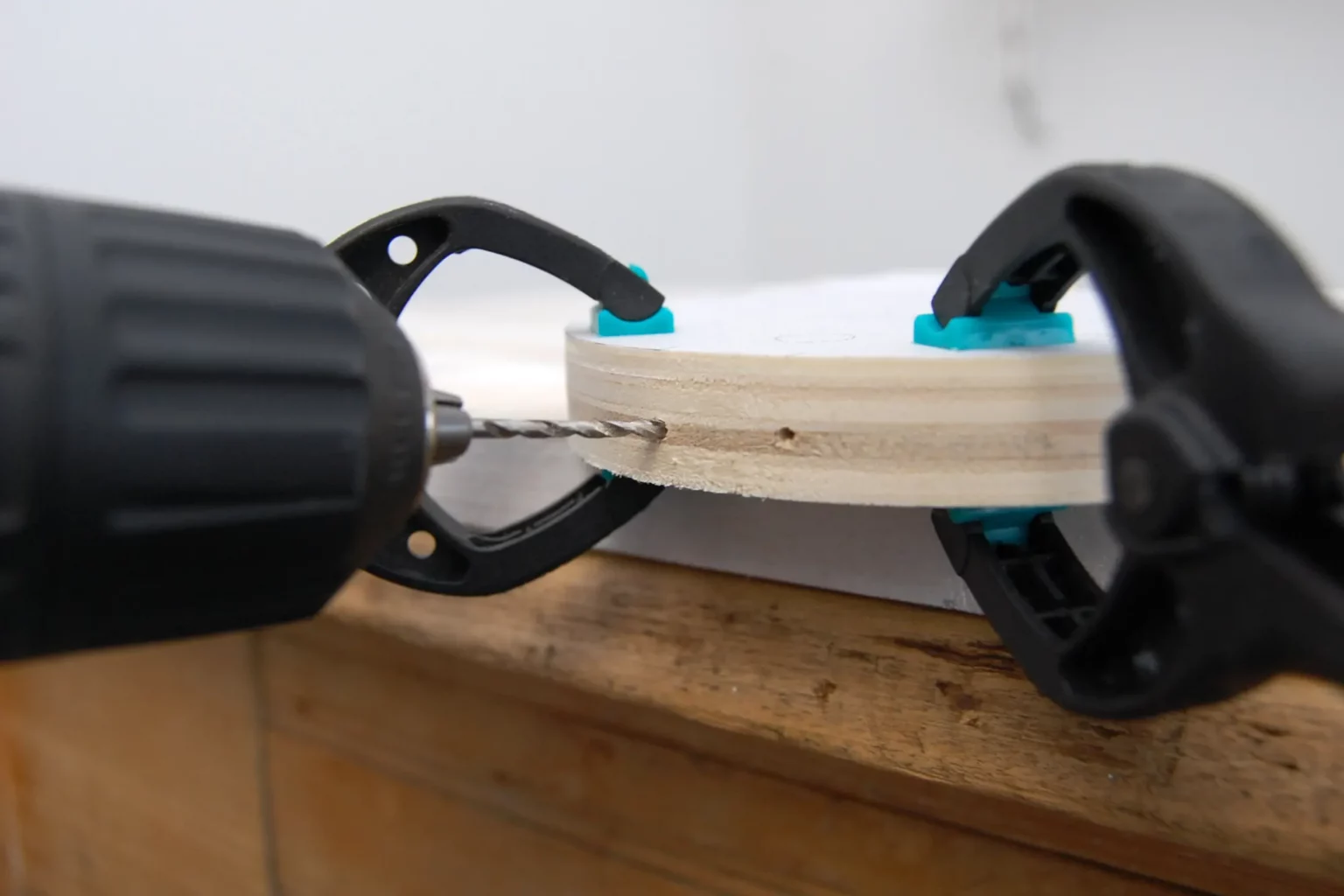 26-06-huehner-im-landhausstil-deko-laubsaege-dekupiersaege-vorlage-bohrungen-materialkante-kamm