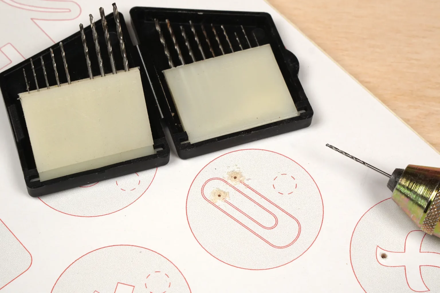 26-06-magnetboard-deko-laubsaege-dekupiersaege-vorlage-saegeblattdurchfuehrungen-bohren-duenner-bohrer-bueroklammer