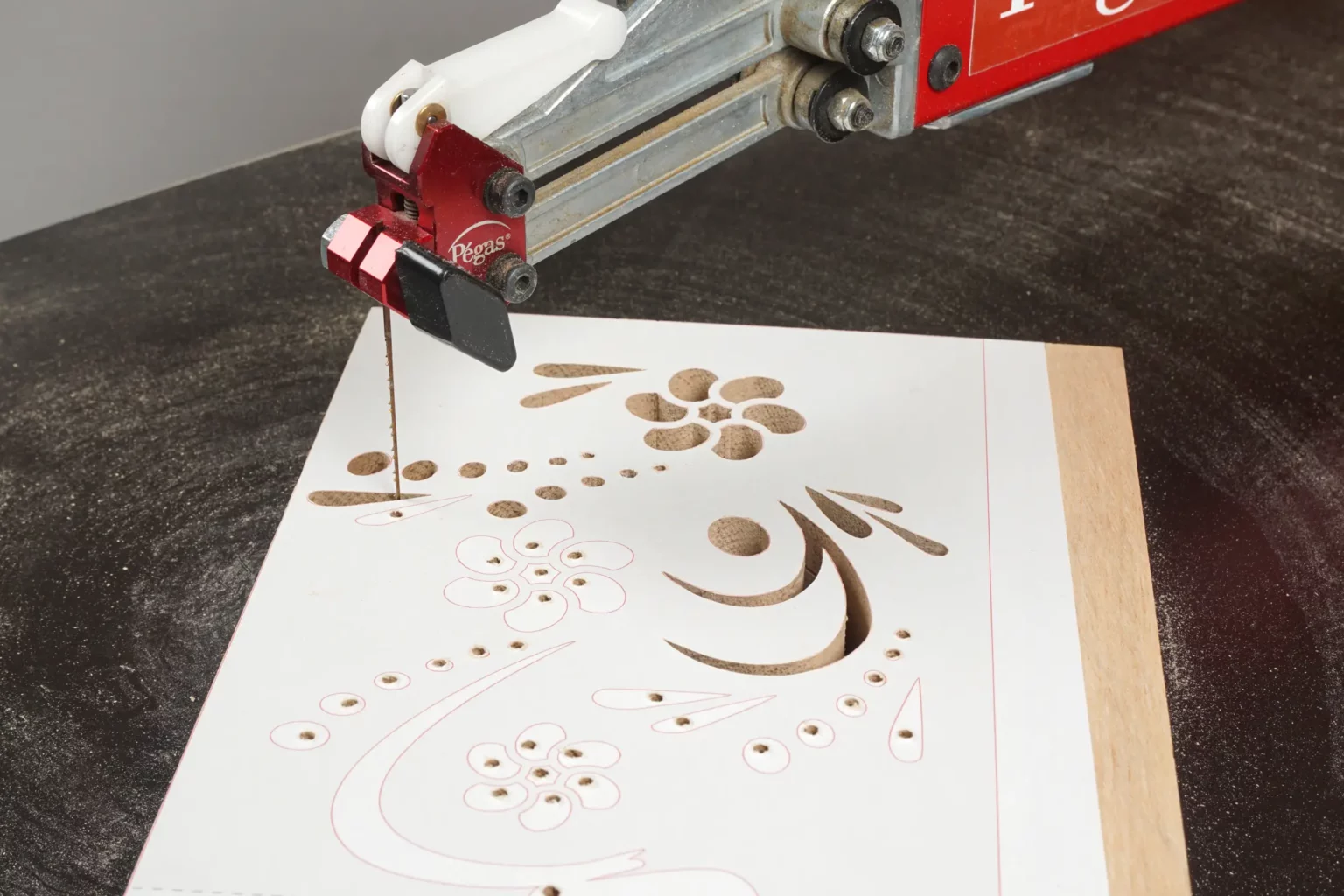 26-06a-schmetterlingstele-garten-deko-laubsaege-dekupiersaege-vorlage-innenschnitte-saegen