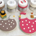 26-10-huehner-im-landhausstil-deko-laubsaege-dekupiersaege-vorlage-oberflaechenbehandlung-bemalen-pinsel