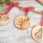 26-titel-01-zirbenanhaenger-deko-haushaltr-laubsaege-dekupiersaege-vorlage