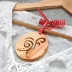 26-titel-02-zirbenanhaenger-deko-haushaltr-laubsaege-dekupiersaege-vorlage