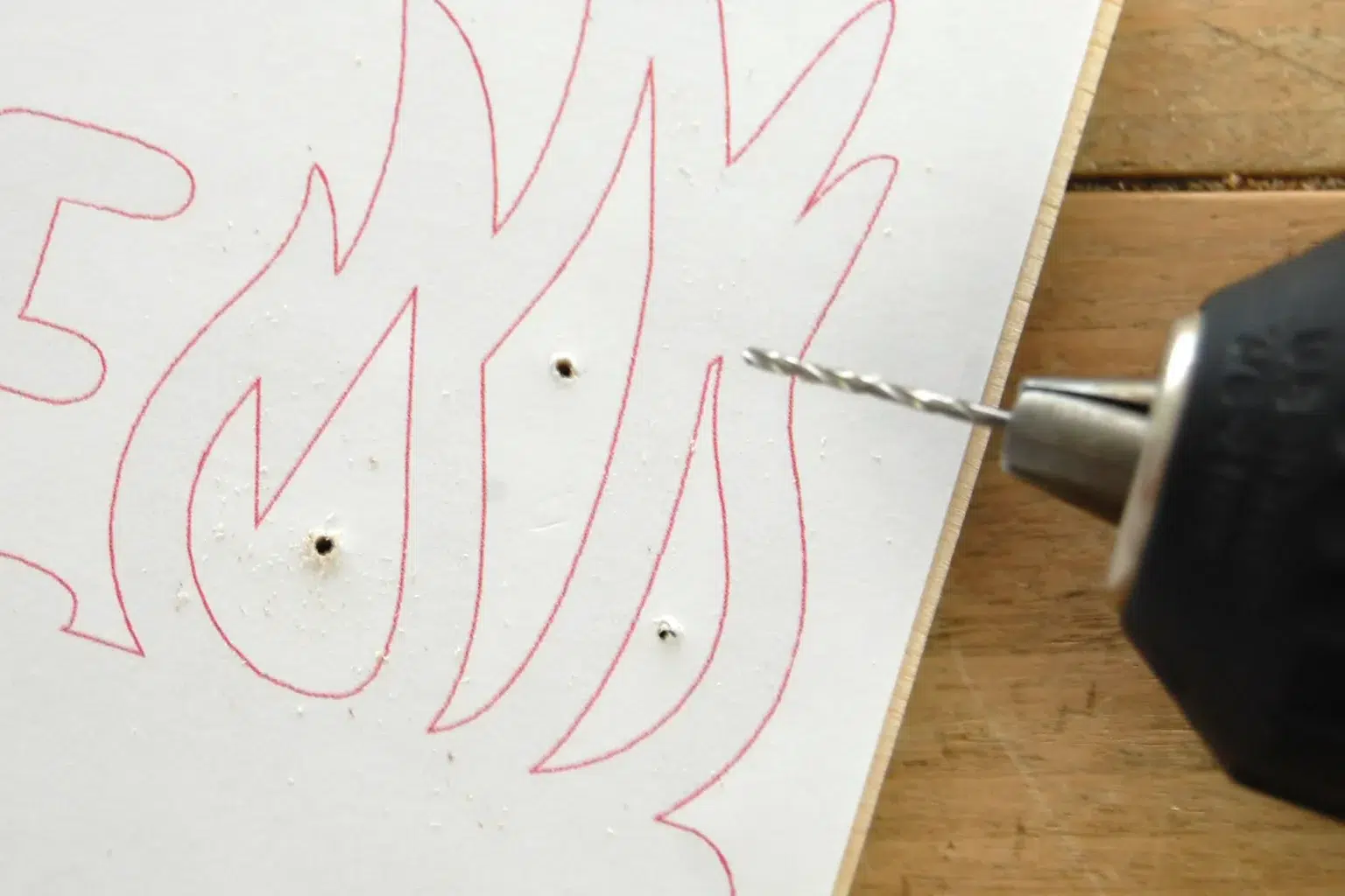 27-02-outdoor-wegweiser-garten-laubsaege-dekupiersaege-vorlage-saegeblattdurchfuehrungen-bohren