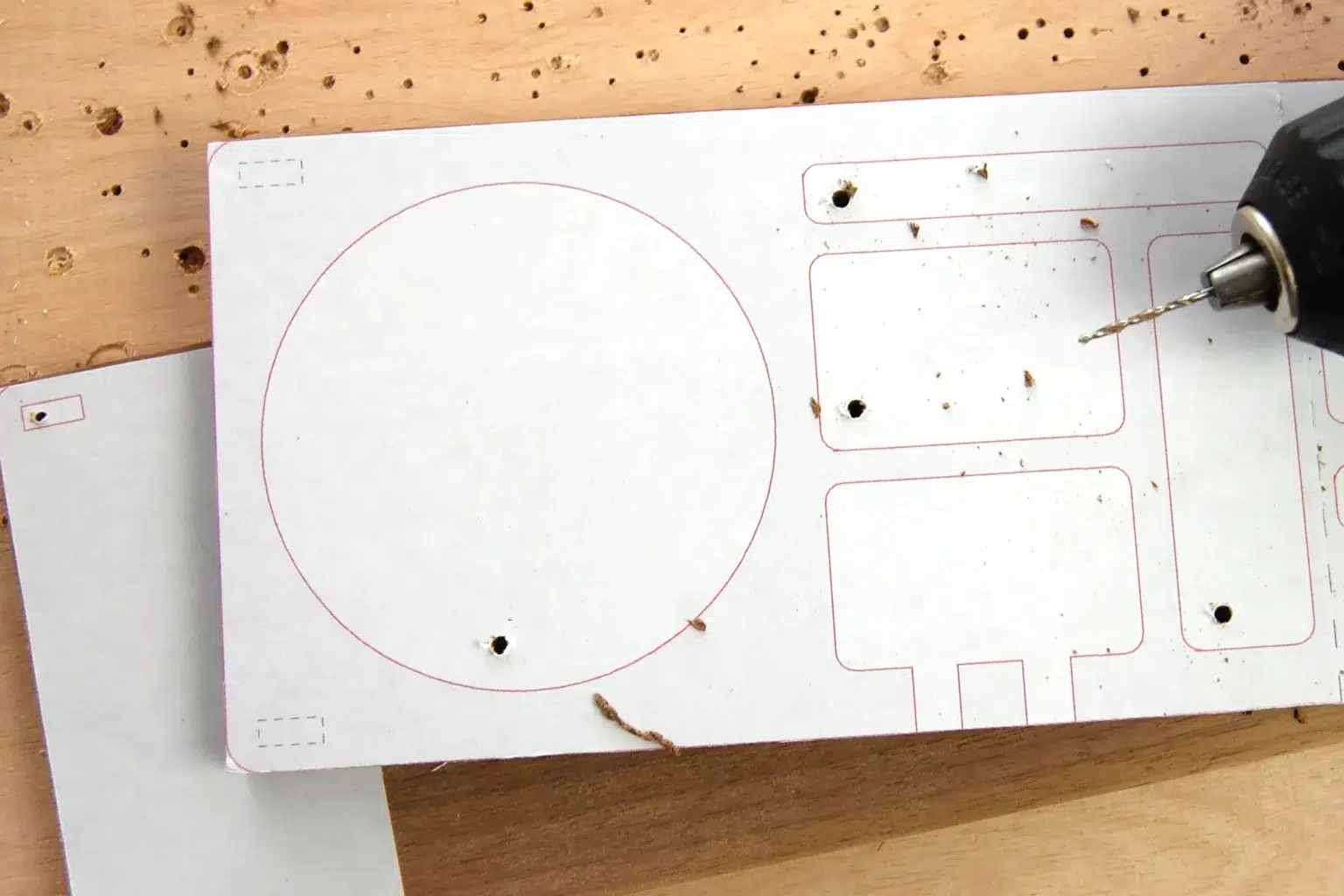 27-03-schreibtisch-organizer-homeoffice-laubsaege-dekupiersaege-vorlage-saegeblattdurchfuehrungen-bohren-massivholz-nussbaum