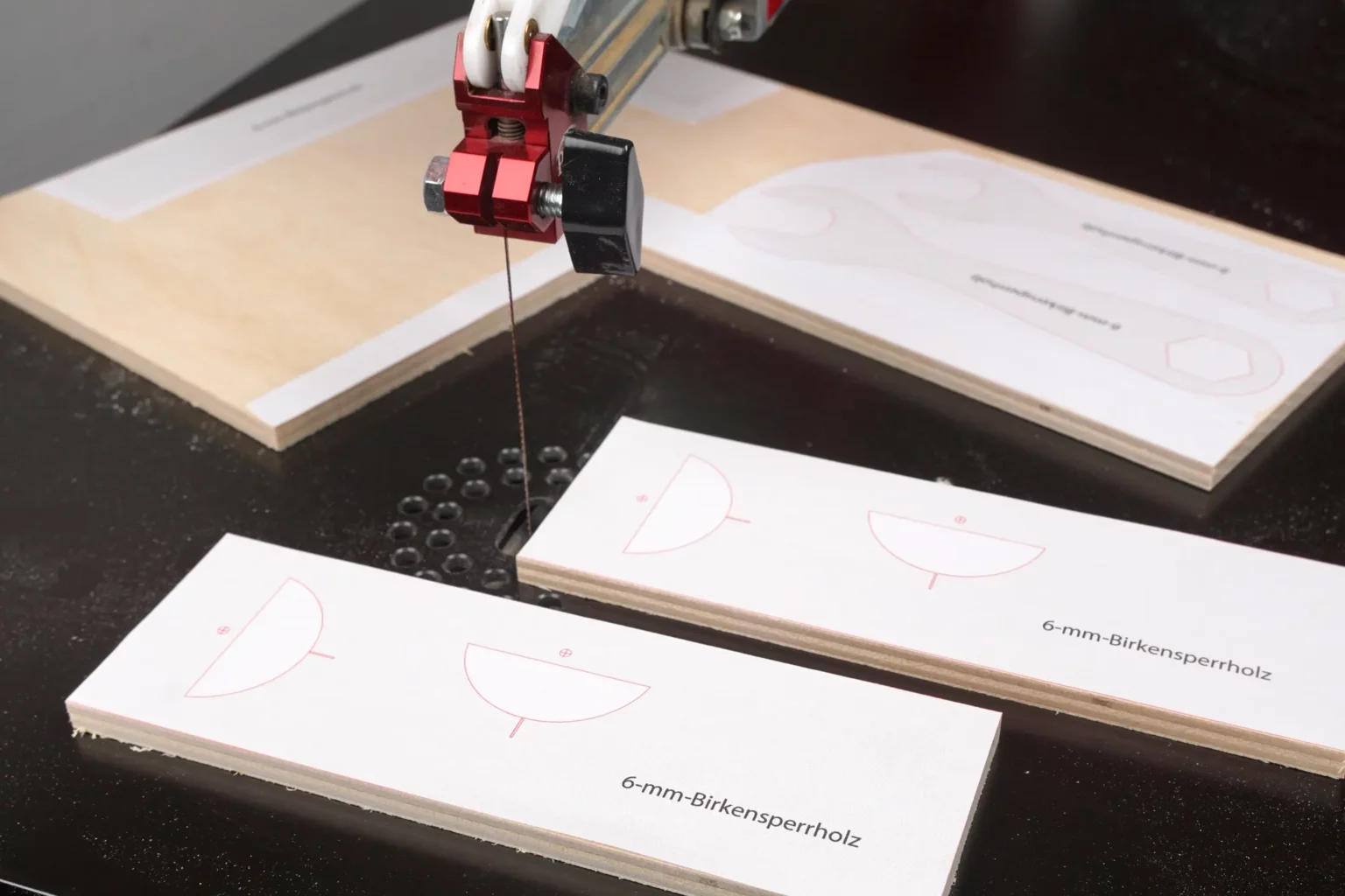 27-03a-kleine-handwerker-spielzeug-laubsaege-dekupiersaege-vorlage-wasserwage-aussenkontur-saegen