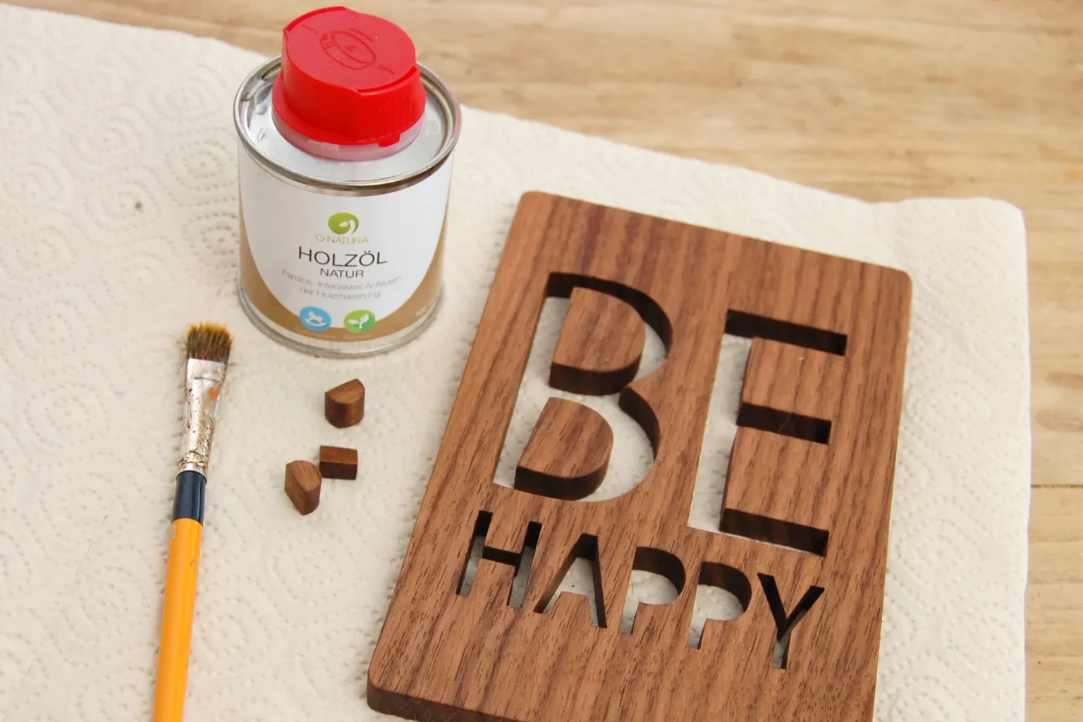 27-04-little-reminders-deko-laubsaege-dekupiersaege-vorlage-oberflaechenbehandlung-holzoel-auftrgen-pinsel-vorderseite-kanten