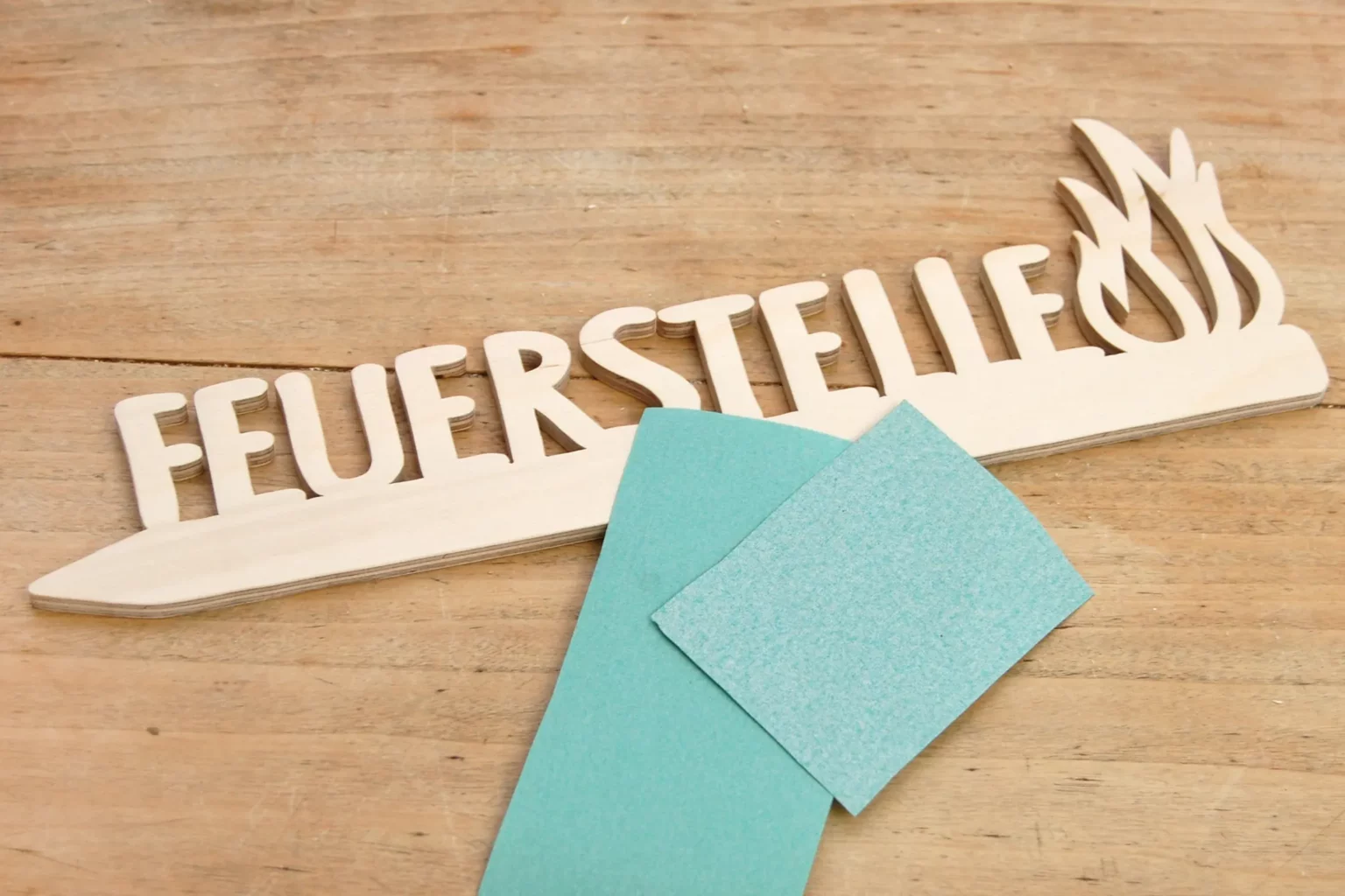 27-04-outdoor-wegweiser-garten-laubsaege-dekupiersaege-vorlage-teile-verputzen-schleifen-schleifpapier-kanten-brechen