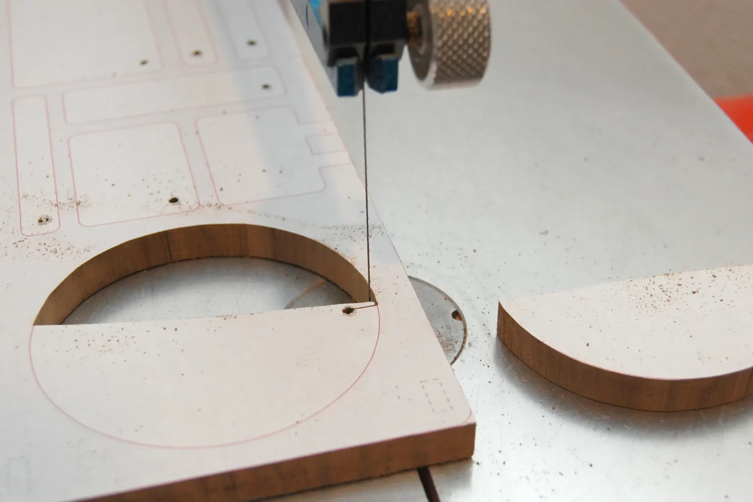 27-04a-schreibtisch-organizer-homeoffice-laubsaege-dekupiersaege-vorlage-innenschnitte-saegen-kreis-haelfte