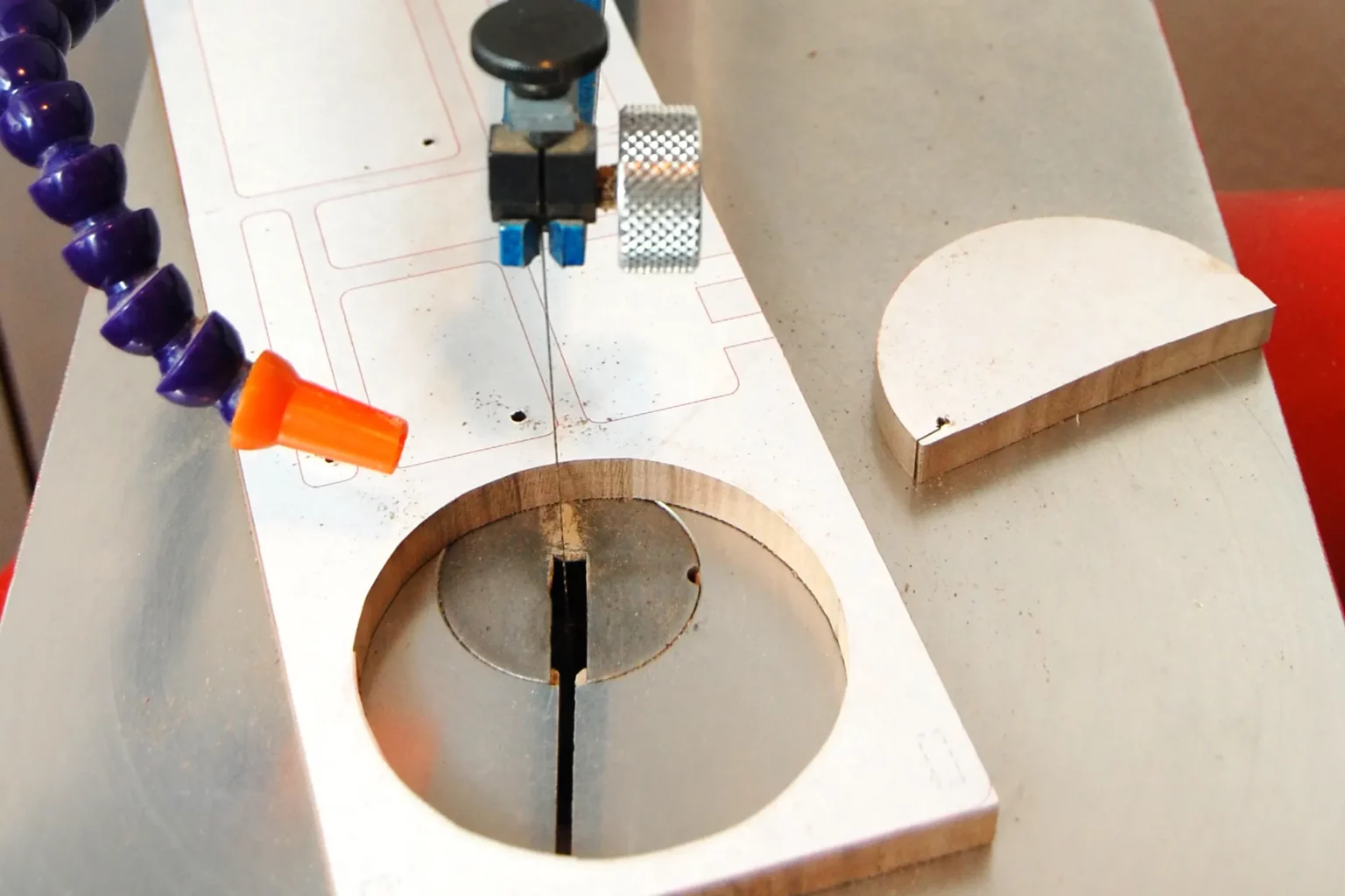 27-04b-schreibtisch-organizer-homeoffice-laubsaege-dekupiersaege-vorlage-innenschnitte-saegen-kreis-haelfte