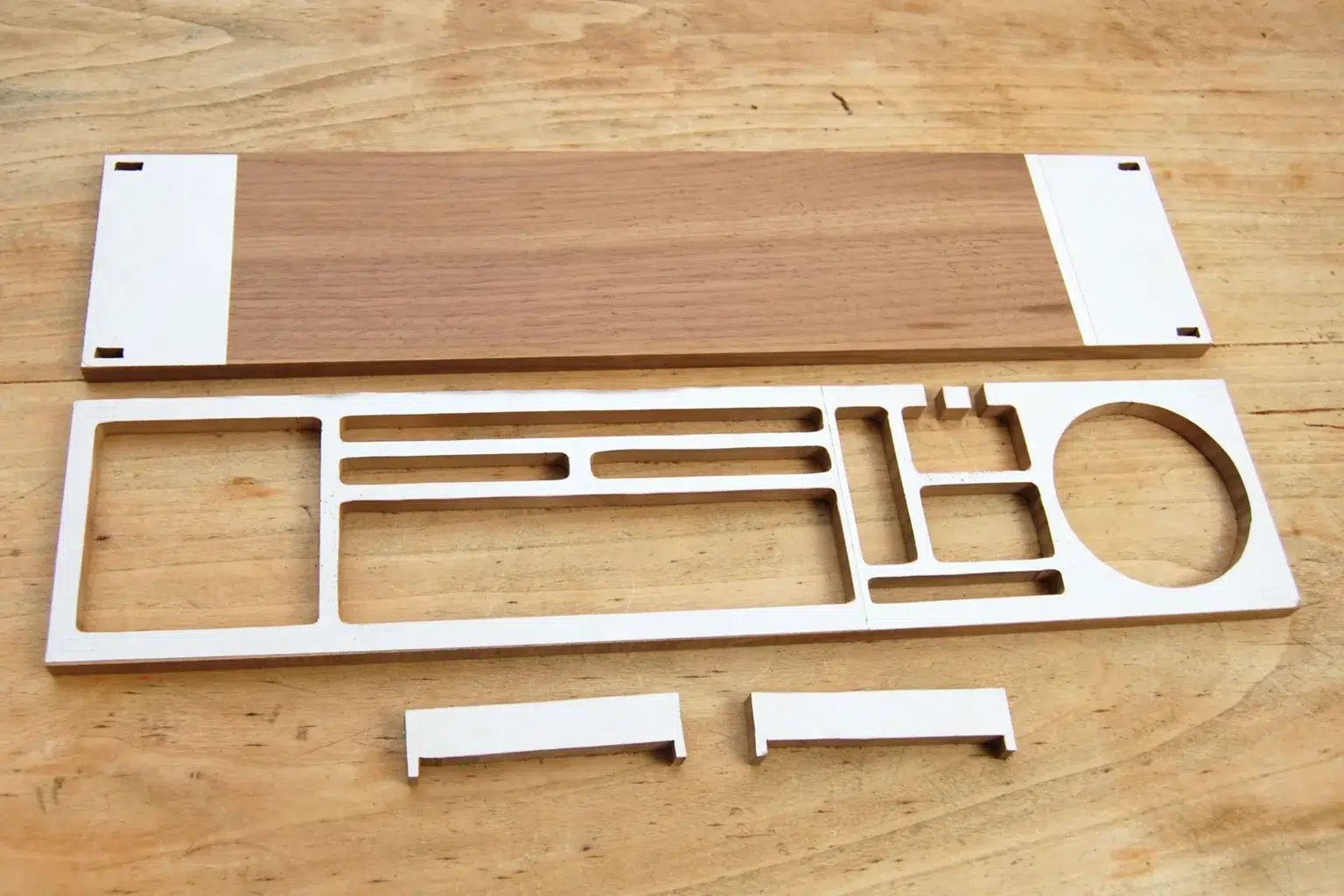 27-05-schreibtisch-organizer-homeoffice-laubsaege-dekupiersaege-vorlage-innenschnitte-saegen-fuesschen-aussaegen