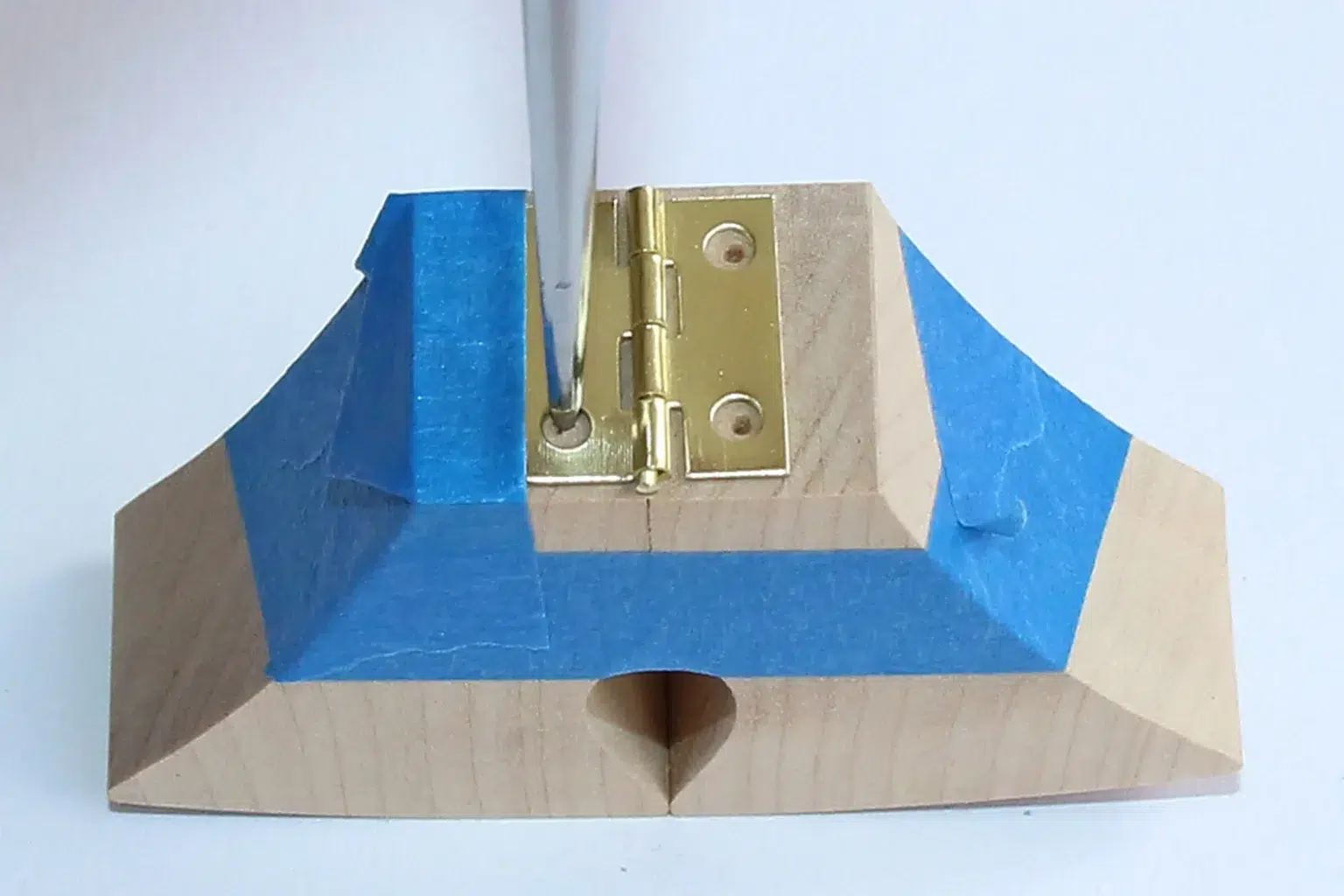 27-05a-lauftiere-mit-rampe-spielzeug-laubsaege-dekupiersaege-vorlage-fuesse-fixieren-ahle-loecher-vorstanzen-scharnier