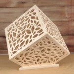 27-20-wuerfellampe-deko-laubsaege-dekupiersaege-vorlage-wuerfel-auf-sockel-setzen