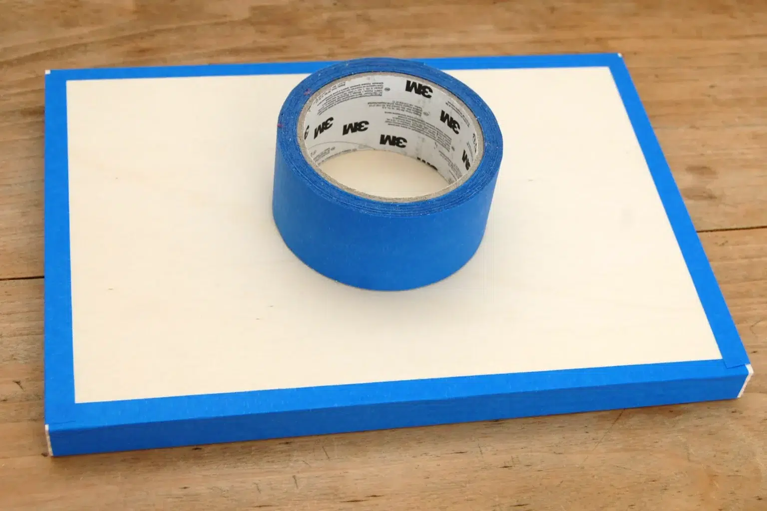 28-01b-schwungvoll-kerzenstaendert-deko-laubsaege-dekupiersaege-vorlage-10-mm-sperrholz-blue-tape-stapel-fixieren