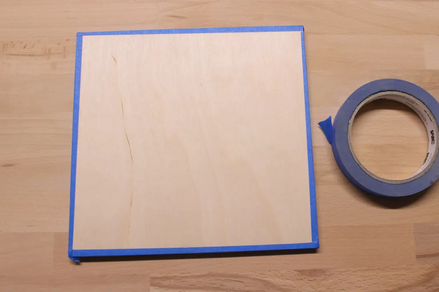 28-02-drachenkunst-deko-laubsaege-dekupiersaege-vorlage-sperrholz-blue-tape-stapel-fixieren