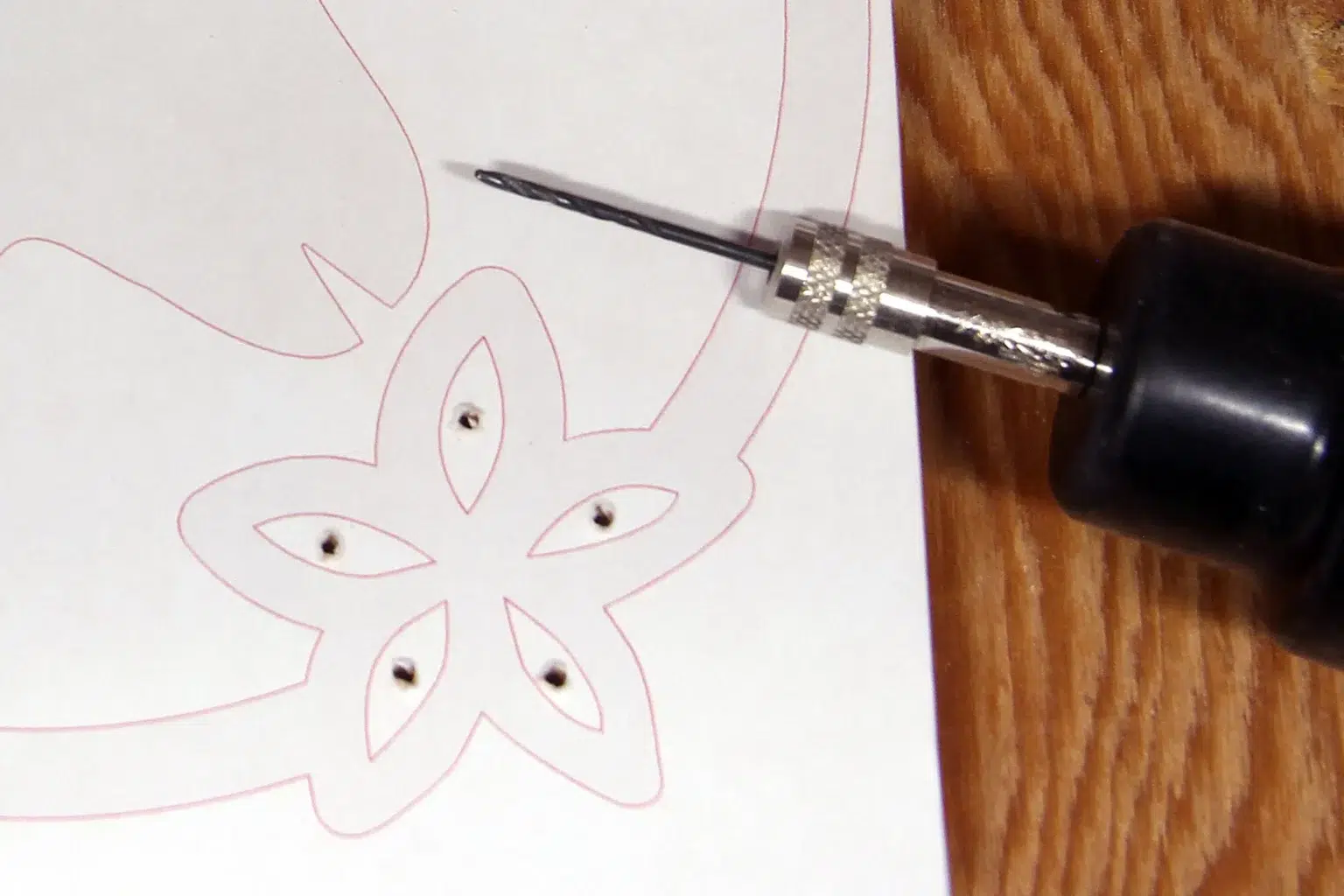 28-02-topfuntersetzer-im-alpenstil-laubsaege-dekupiersaege-vorlage-aufkleben-saegeblattdurchfuehrungen-bohren