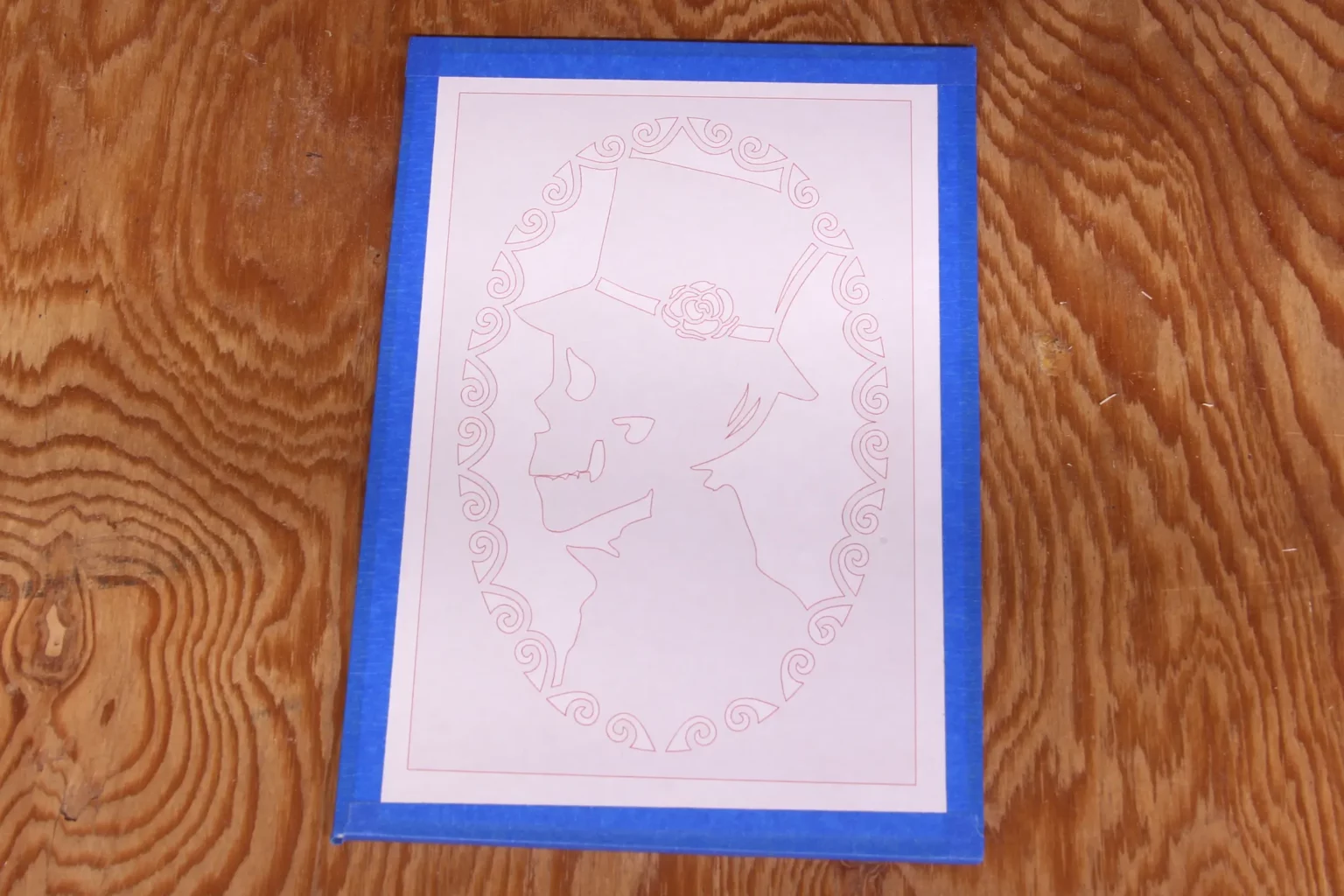 28-02-trautes-paar-halloween-deko-laubsaege-dekupiersaege-vorlage-sperrholz-blue-tape-stapel-fixieren-vorlage-aufkleben