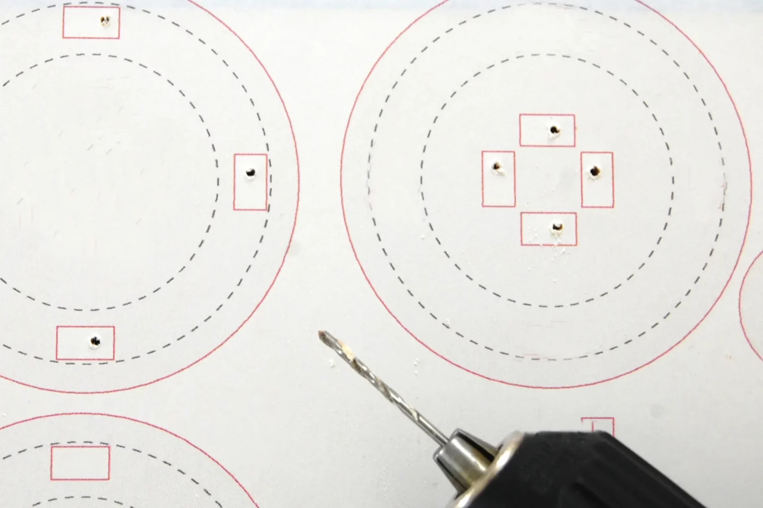 28-03-schwungvoll-kerzenstaendert-deko-laubsaege-dekupiersaege-vorlage-saegblattdurchfuehrungen-bohren