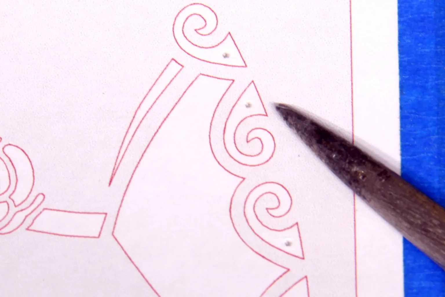 28-03-trautes-paar-halloween-deko-laubsaege-dekupiersaege-vorlage-stapel-bohrloecher-saegblattdurchfuehrungen-vorstechen-ahle