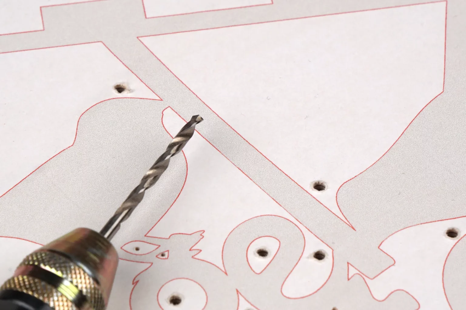 28-03-vogelfutterhaus-garten-laubsaege-dekupiersaege-vorlage-saegeblattdurchfuehrungen-bohren