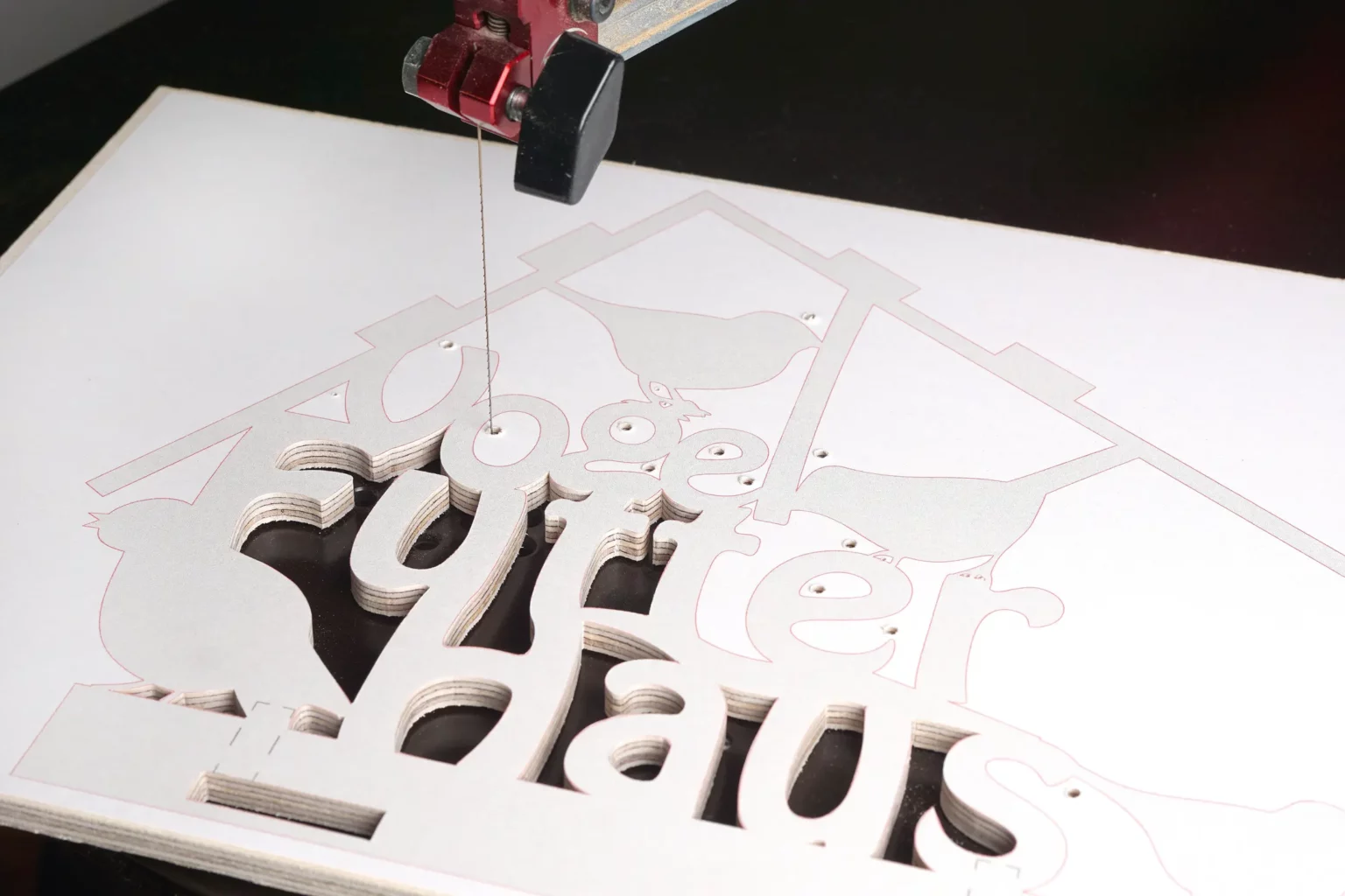 28-04-vogelfutterhaus-garten-laubsaege-dekupiersaege-vorlage-innenschnitte-saegen