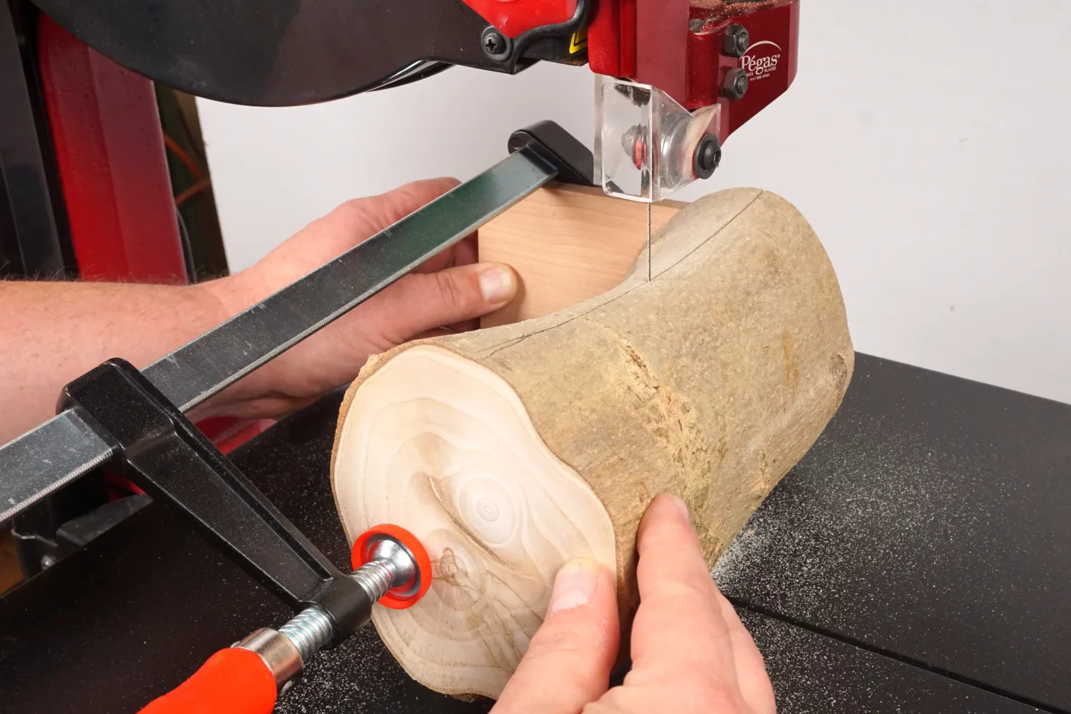 28-04a-luftschloesser-aus-holz-deko-laubsaege-bandsaege-vorlage-holzscheit-mit-saegehilfe-halbieren-auftrennen