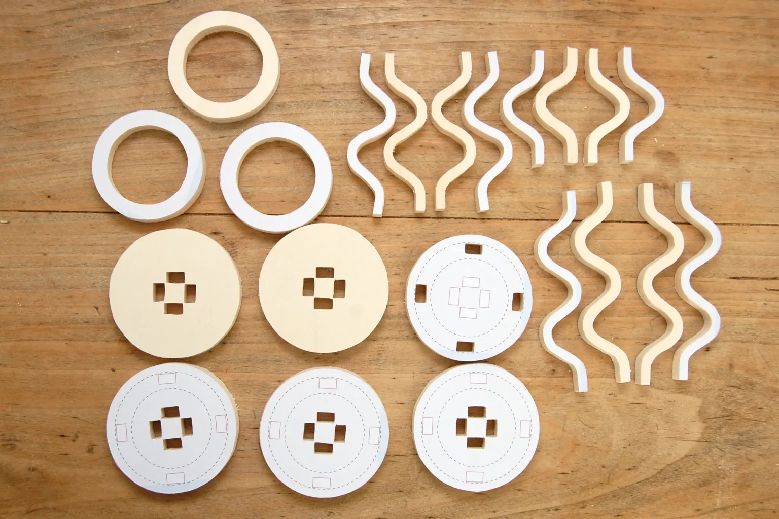 28-04a-schwungvoll-kerzenstaendert-deko-laubsaege-dekupiersaege-vorlage-innenschnitte-aussenkontur-saegen