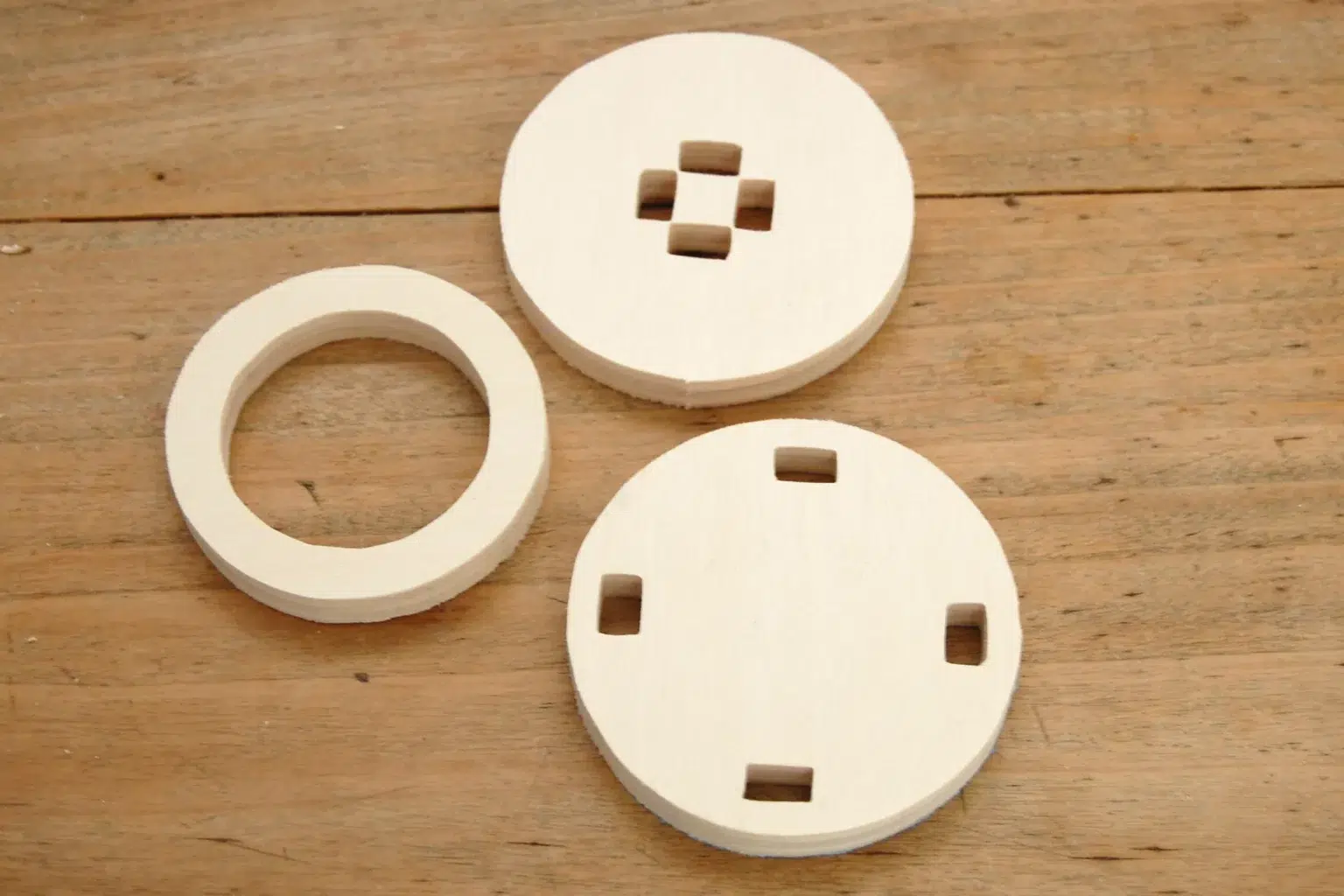 28-04b-schwungvoll-kerzenstaendert-deko-laubsaege-dekupiersaege-vorlage-drei-teile-uebrig-entsorgen