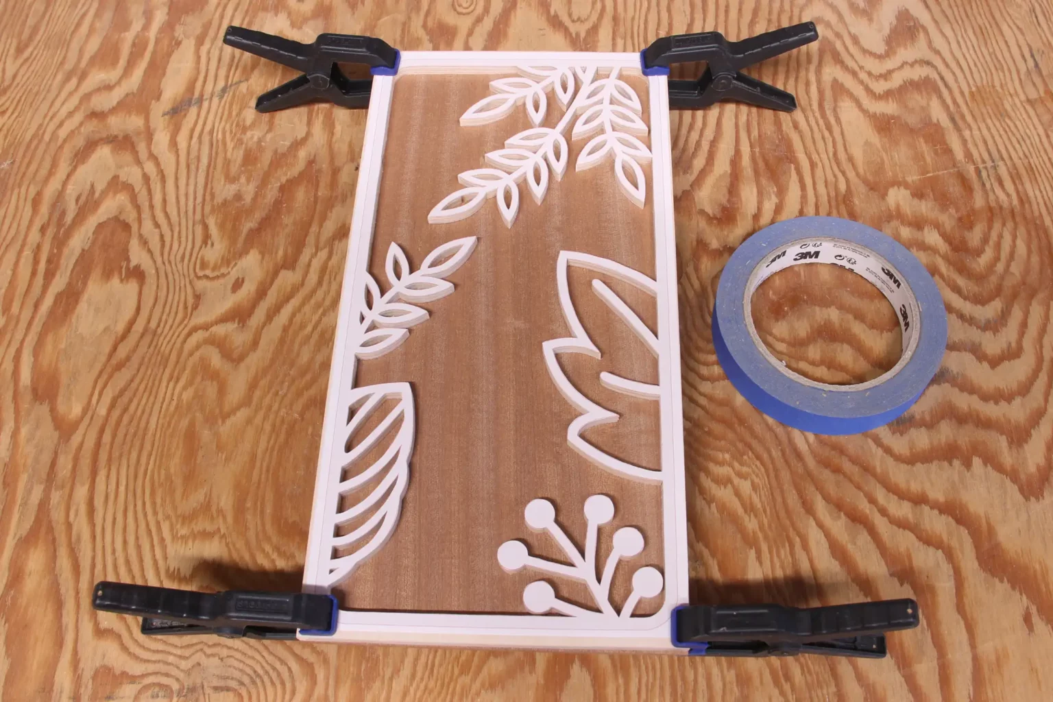 28-05-herbstliche-dekotafeln-laubsaege-dekupiersaege-vorlage-sperrholz-auf-massivholz-fixieren-spannklemmen