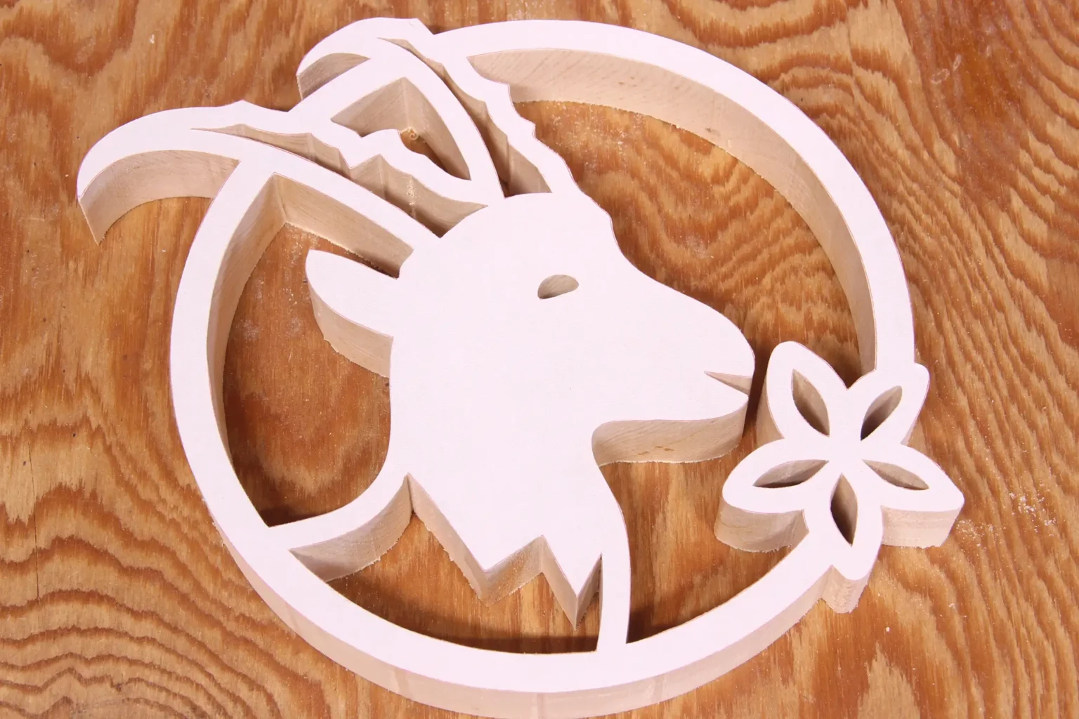 28-05-topfuntersetzer-im-alpenstil-laubsaege-dekupiersaege-vorlage-vorlagenpapier-extra-ablloesen-abziehen-werkstueck