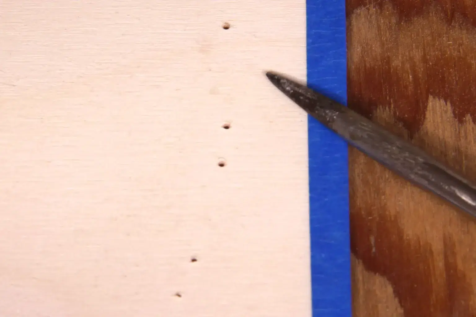 28-05-trautes-paar-halloween-deko-laubsaege-dekupiersaege-vorlage-stapel-bohrloecher-rueckseite-saeubern-ahle