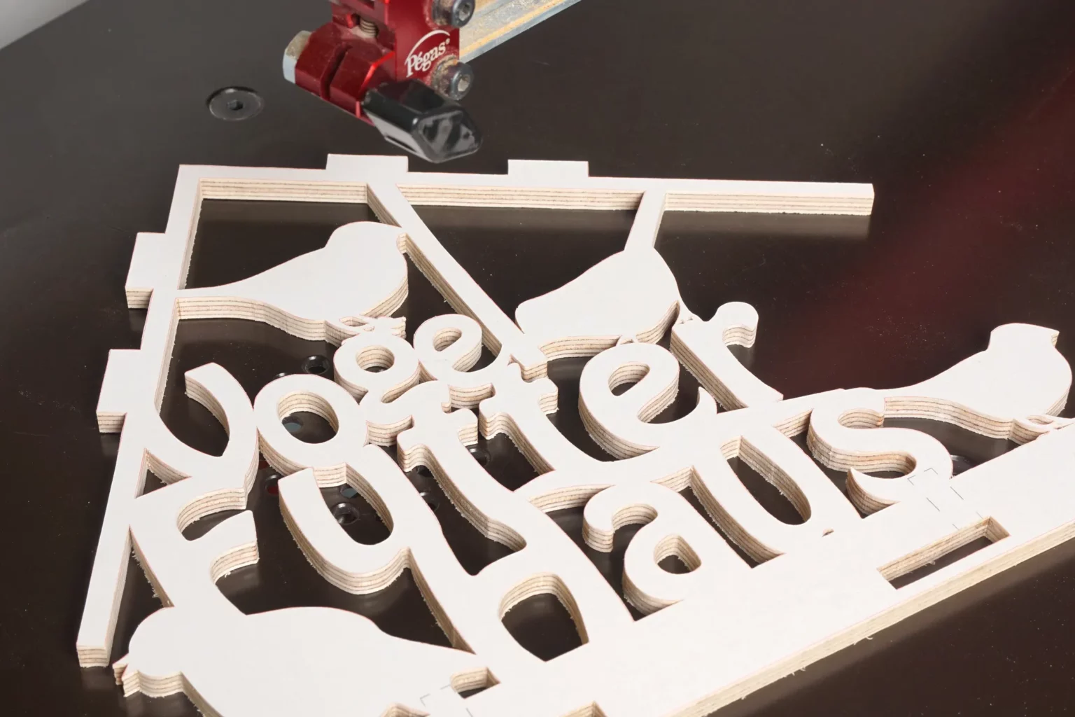 28-05-vogelfutterhaus-garten-laubsaege-dekupiersaege-vorlage-aussenkontur-saegen