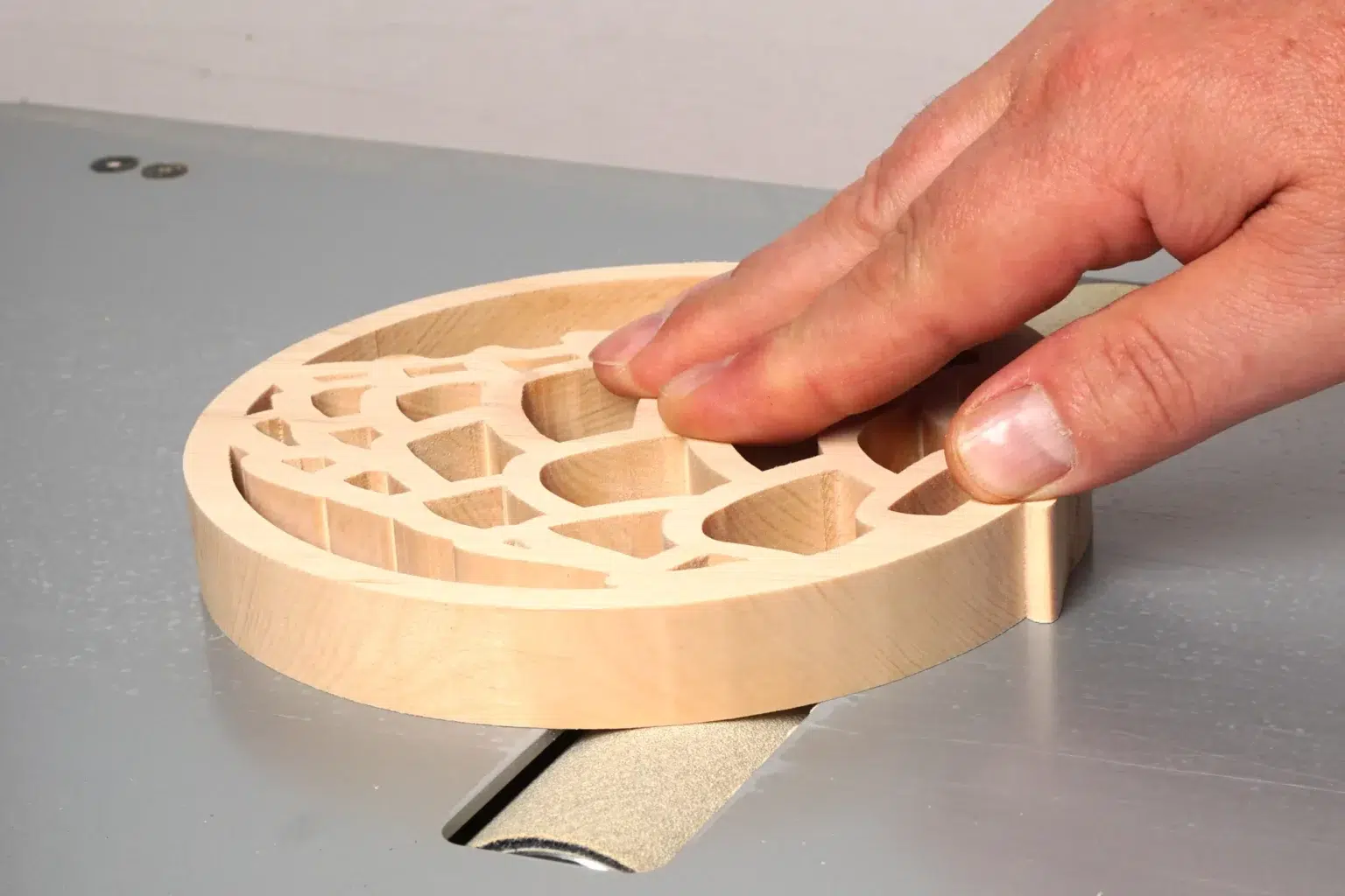 28-06-topfuntersetzer-im-alpenstil-laubsaege-dekupiersaege-vorlage-schleifen-verputzen-tischwalzenschleifmaschine