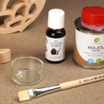 28-07-topfuntersetzer-im-alpenstil-laubsaege-dekupiersaege-vorlage-oberllaechenbehandlung-zirbenoel-holzoel-auftragen-pinsel