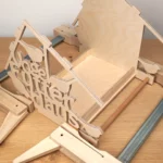 28-14a-vogelfutterhaus-garten-laubsaege-dekupiersaege-vorlage-motivseite-verleimen-verspannen-rundstab-einkleben